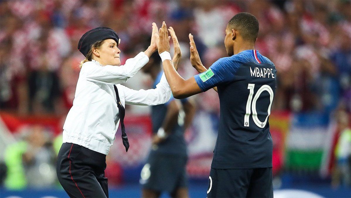 “Pussy Riot”: quiénes son las cuatro mujeres que interrumpieron la final del Mundial