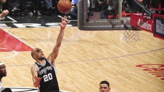 Otro lujo de Manu Ginóbili: una asistencia con caño incluido