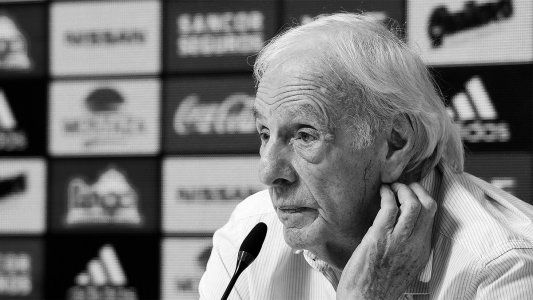 Menotti se vacunó contra el COVID-19 en el Luna Park