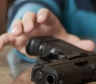 Nene de 8 años se puso a jugar con el arma de su papá y mató a una beba