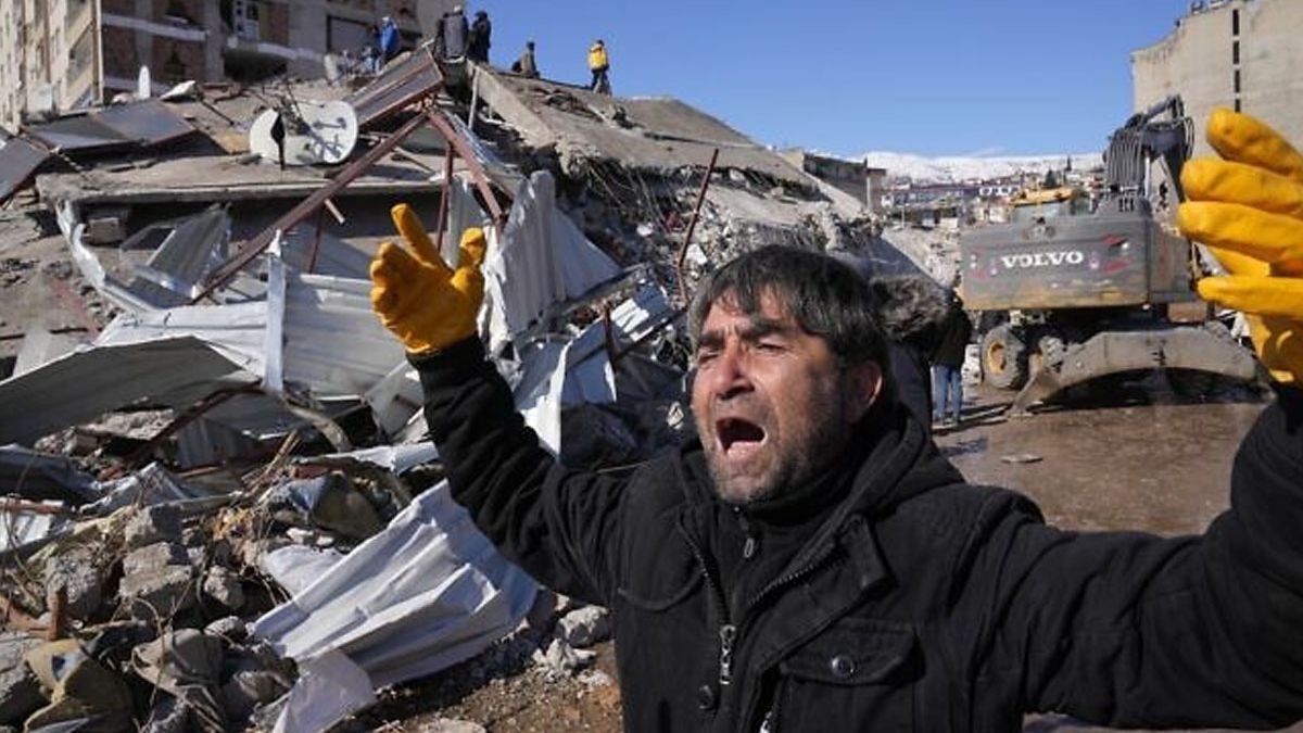 Los muertos en el terremoto en Turquía y Siria ya supera el número del sismo en 1999 (Foto: AP