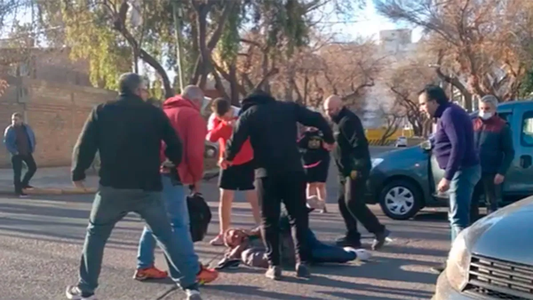 Video: robó un celular y lo lincharon los vecinos