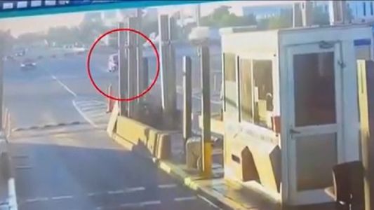 Tragedia en la Panamericana: un conductor murió tras chocar contra una cabina de peaje