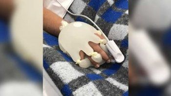 La mano de Dios: el tierno método que usó una enfermera para tranquilizar a sus pacientes con coronavirus