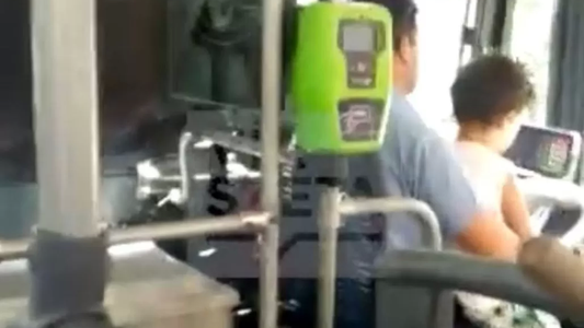 Dura sanción para el colectivero que fue grabado manejando con un niño a upa