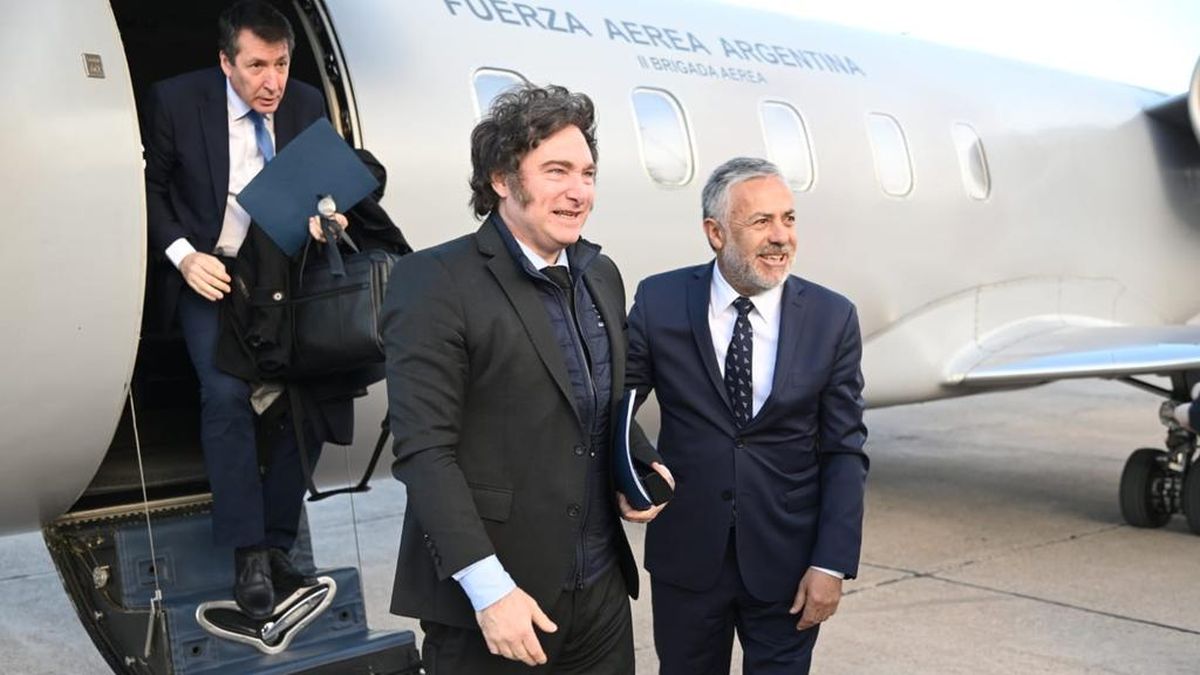 Milei fue recibido por el gobernador Cornejo al arribar a Mendoza