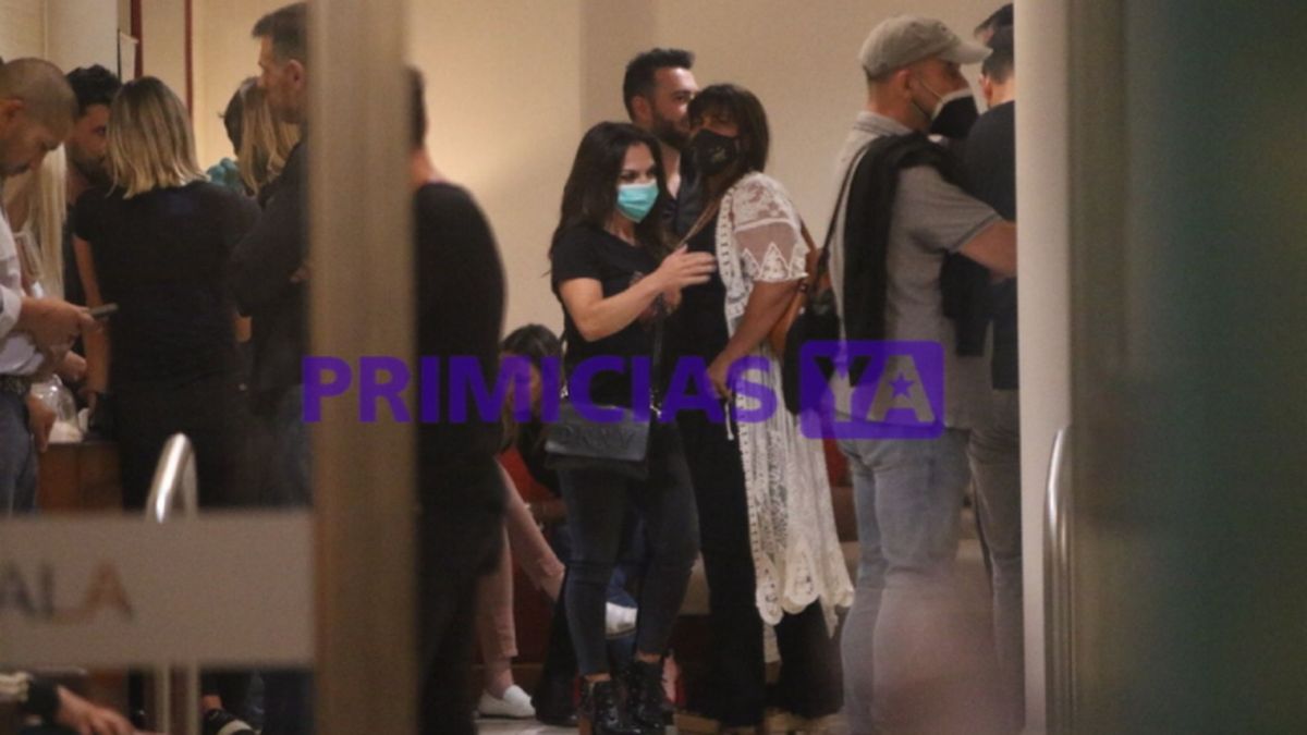 Karina Antoniali junto a Marcela Villagra acompañan a los familiares de Gustavo Martínez. 