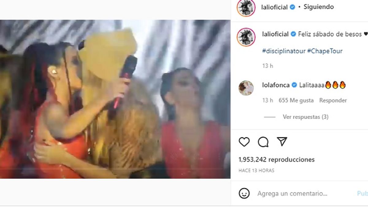 El posteo de Lali Espósito con los besos que repartió anoche en su show en Santa Fe. De gorrita amarilla, Nati Jota recibe el chape de la actriz y cantante. 