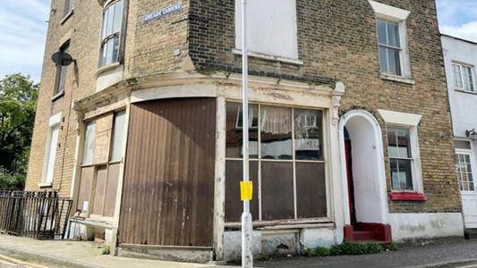 Venden una casa a un precio accesible y catalogada como muy buena, pero esconde un secreto sobre el desorden