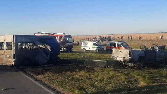 Una combi que llevaba a futbolistas chocó con una camioneta y el resultado fue fatal