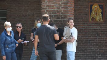 César Carozza, el abogado de la familia Fort acompañó en todo momento a Marta y Felipe en la despedida de Gustavo Martínez en el cementerio de la Chacarita.&nbsp;