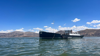 El barco que cruzó los Andes en lomos de mula para llegar al lago más alto del planeta Tierra