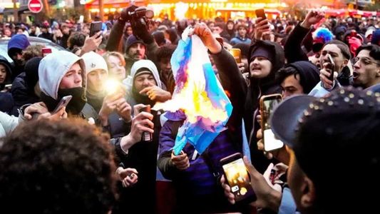 En Francia usaron la camiseta de Lionel Messi de alfombra y quemaron una bandera de Argentina