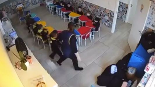 Salvaje agresión de una maestra a un niño en un aula de una escuela