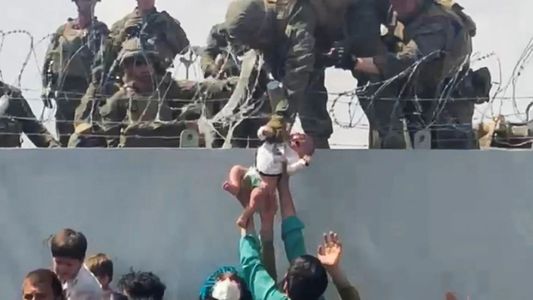 Afganistán: la historia del bebé entregado a los marinos que conmocionó al mundo