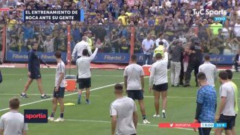 Un hincha de Boca saltó al campo de juego y Tevez evitó que lo lleven detenido
