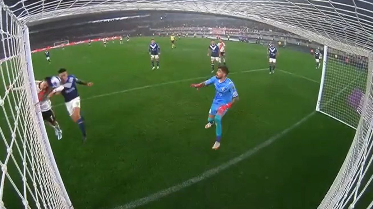 Suárez gana de cabeza pero su pelota pega en el brazo. El VAR le anuló el gol a River.