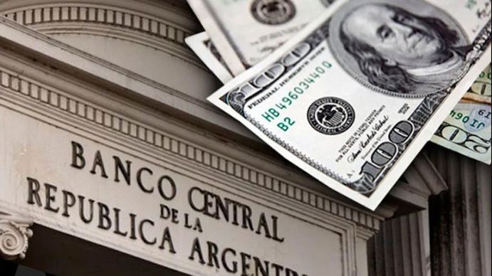El Banco Central compró en mayo US$ 2600 millones mientras el dólar subió $15