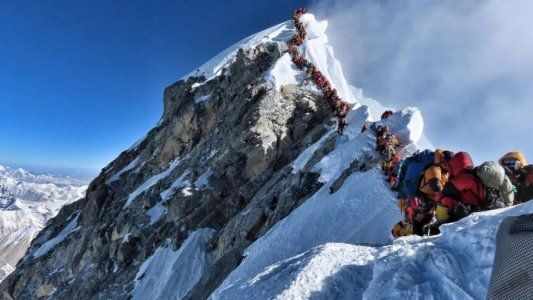 Ya son diez los alpinistas muertos por la inédita congestión en el Everest