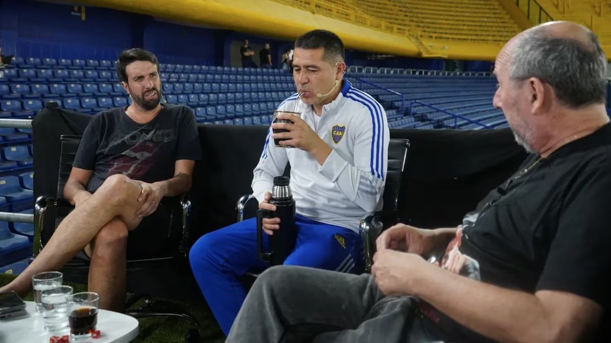 Riquelme se emocionó ante los elogios de Flavio Azzaro y se fue en plena entrevista (Foto: captura de video).