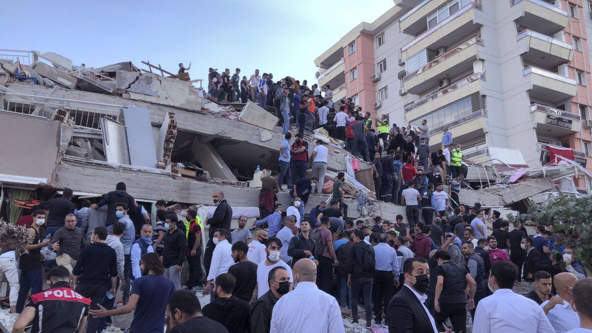 Un fuerte sismo en Turquía provocó un tsunami en el Mar Egeo y hay al menos cuatro muertos