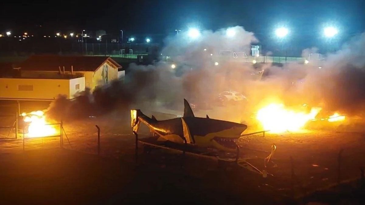 La barrabrava de Aldosivi le quemó los autos a los jugadores. 