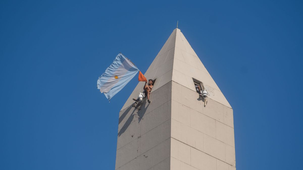 Locura en el Obelisco: un estudiante de Derecho contó cómo llegó hasta arriba y negó haber cometido un delito