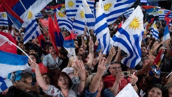 Uruguay: Daniel Martínez, del Frente Amplio, ganó con el 40% pero habrá balotaje con Lacalle Pou