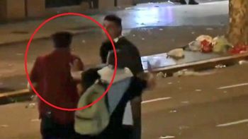 Marcha en el Congreso: el preciso momento en el que un manifestante golpea a un periodista