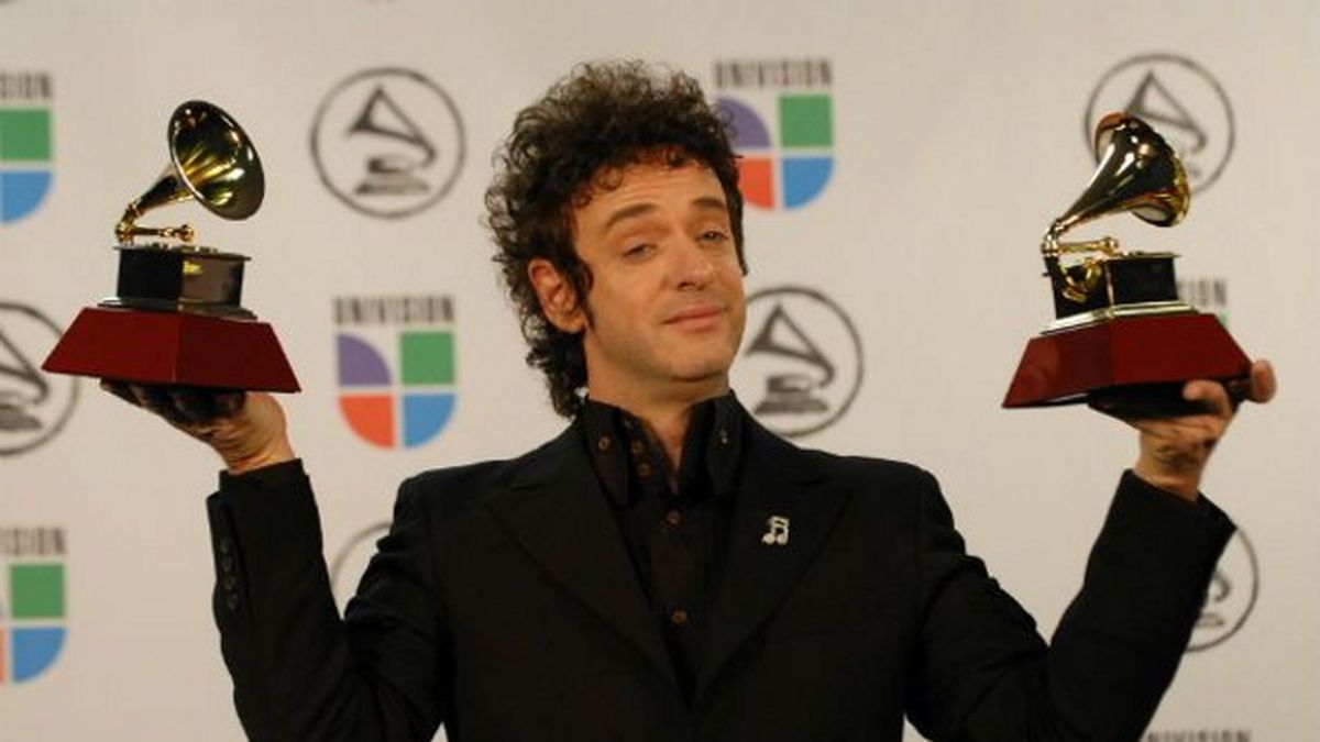 Gustavo Cerati recibe 2 premios Grammy durante el año 2006 tras su trabajo discográfico 'Ahí vamos'. 