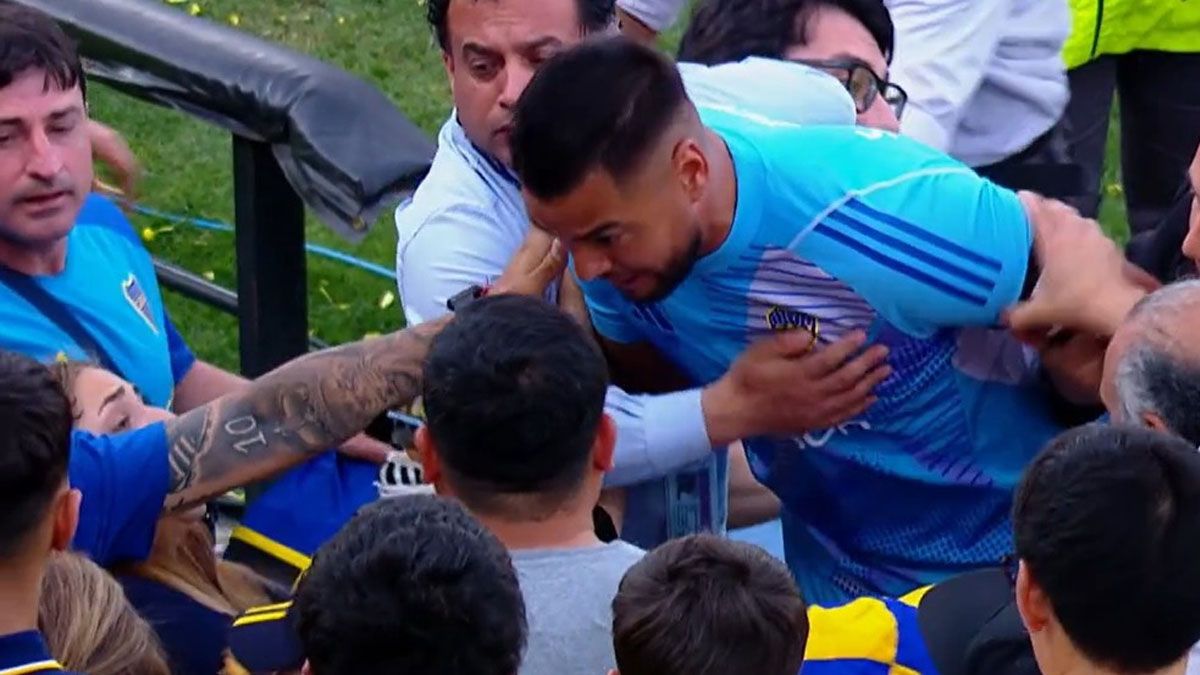 ESCÁNDALO: Chiquito Romero se peleó con un hincha tras la derrota de Boca en el Superclásico