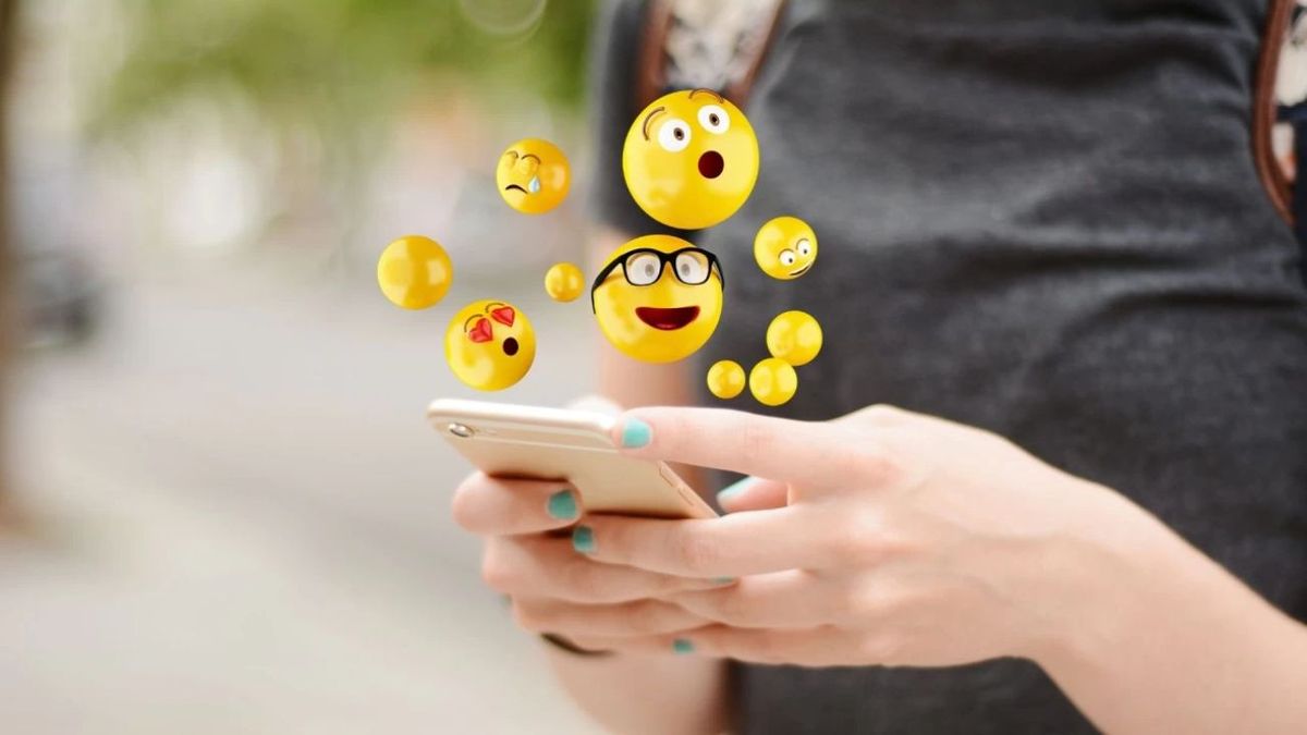 Qué significa usar muchos emojis en WhatsApp: lo que dice de una persona
