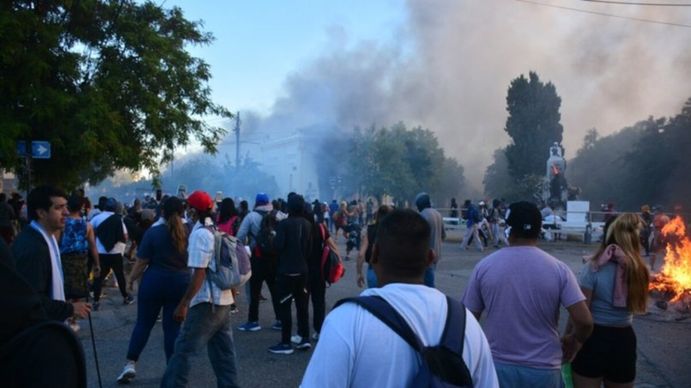 Destrozaron la Casa de Gobierno de Chubut y varios edificios públicos en rechazo a la Ley de Megaminería