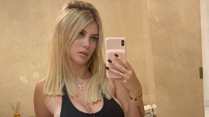 Wanda Nara se sacó todo y mostró la tanga frente al espejo
