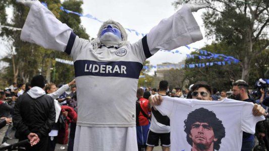 EN VIVO: Maradona es presentado como nuevo DT de Gimnasia