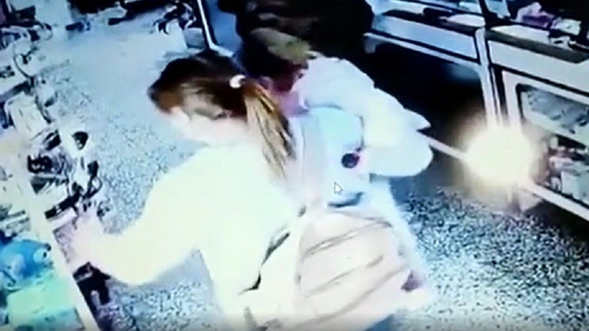 Inseguridad en La Plata. Los delincuentes amenzaron a los clientes con armas de fuego (Foto: captura de video).