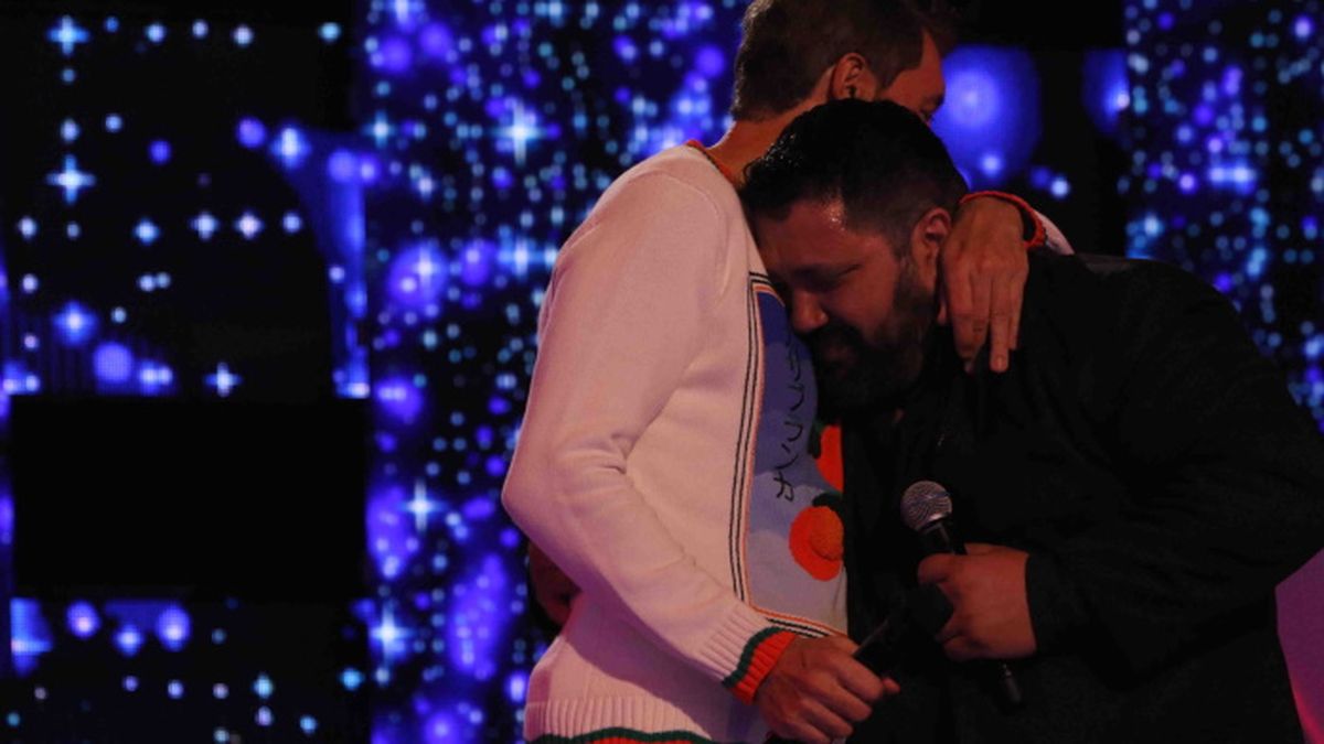 El abrazo del camionero Mariano Rodr&iacute;guez con Marcelo Tinelli tras su emoci&oacute;n por la visita de su hija en Canta Conmigo Ahora (El Trece).&nbsp;