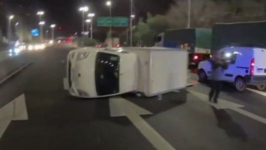 Video | Av. General Paz: un camión se accidentó y causó un caos de tránsito