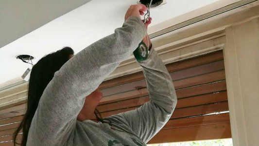 De maestra a electricista: aprendió el oficio para arreglar su casa y hoy suma clientes a través de las redes