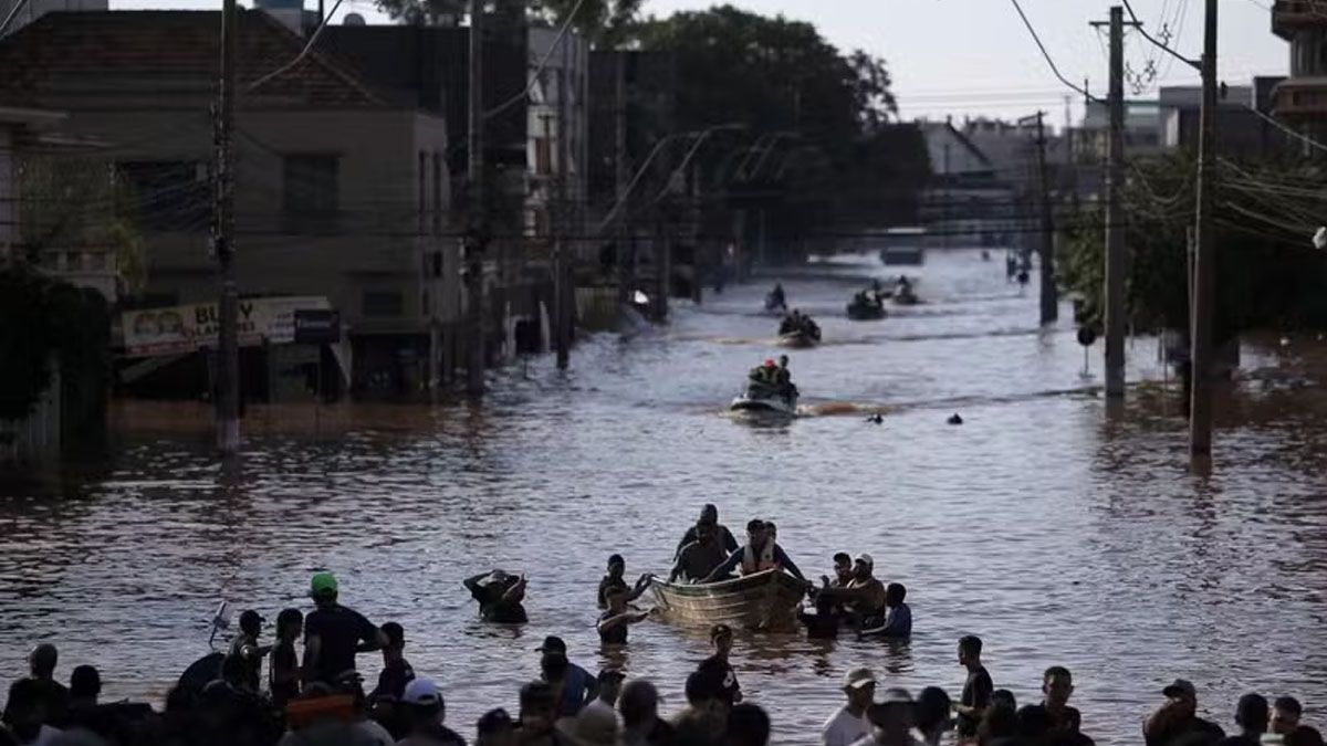 Las calles, transformadas en r&iacute;os solo permiten la ayuda a los damnificados con botes o canoas. (Foto: Gentileza O Globo)