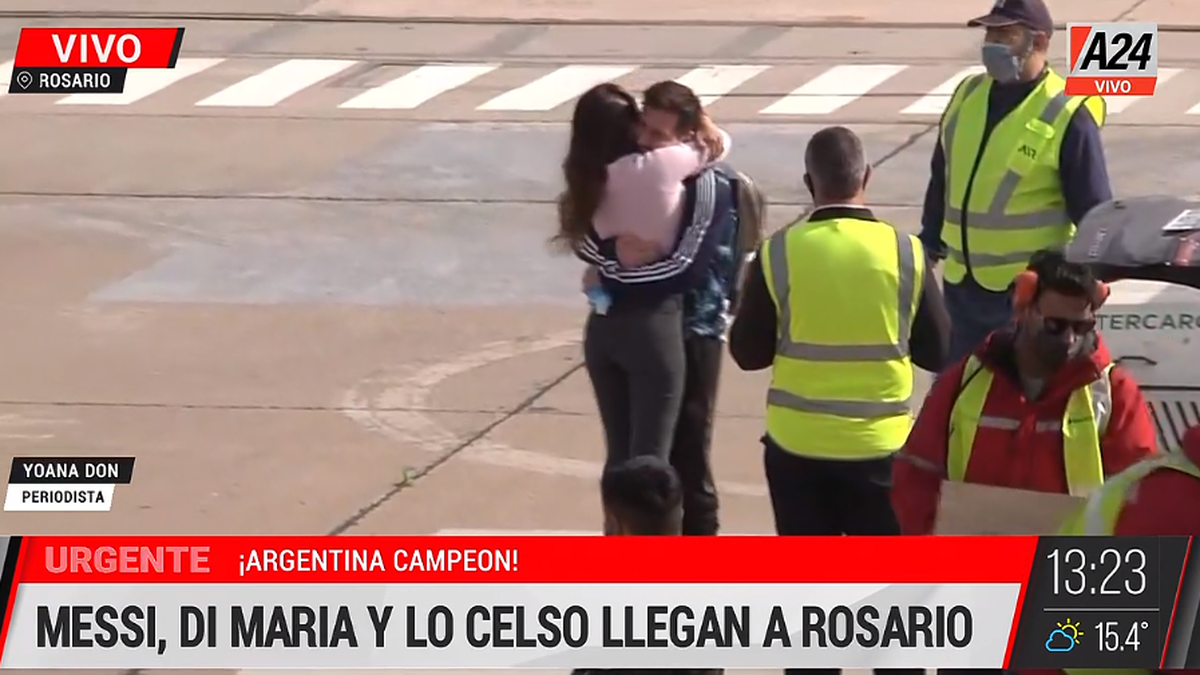 Messi y Roccuzzo se reencontraron en el aeropuerto de Rosario.