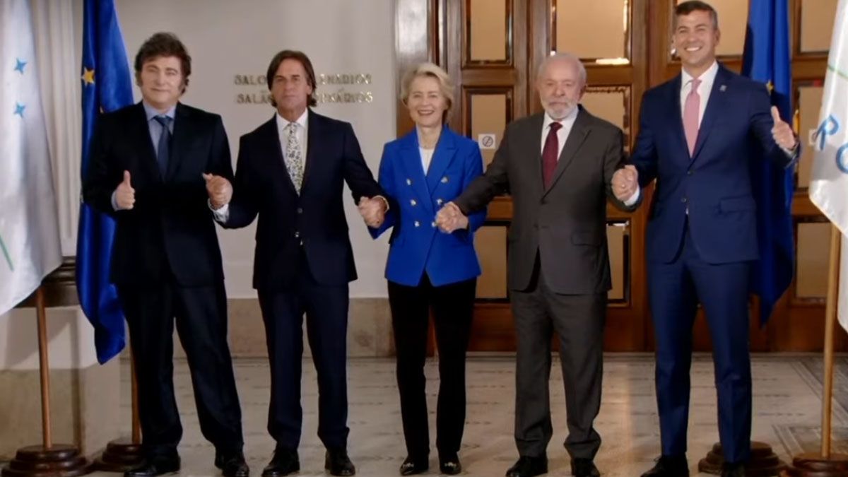 Los presidentes del Mercosur y la presidenta del Consejo Europeo, en la "foto de familia" del Mercosur y la Uni&oacute;n Europea en Montevideo. (Foto: Captura de TV)