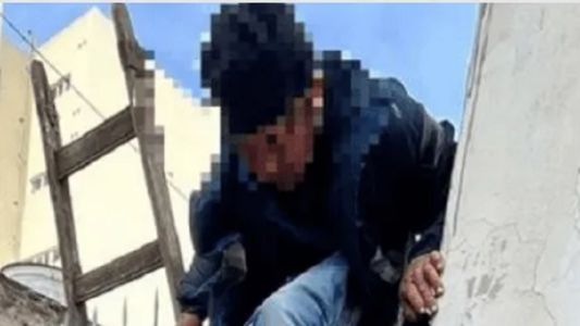 Robó una casa, intentó saltar una reja y quedó trabado por una delicada parte de su cuerpo