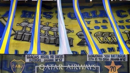 La barra de Boca colgó banderas para Russo y Battaglia en el estadio