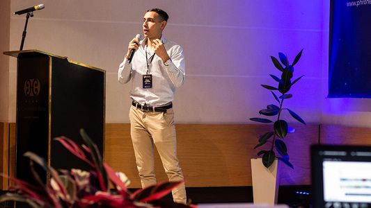 Emprendedores: empezó en YouTube, sin cámara ni micrófono, y creó su propia academia de inversiones