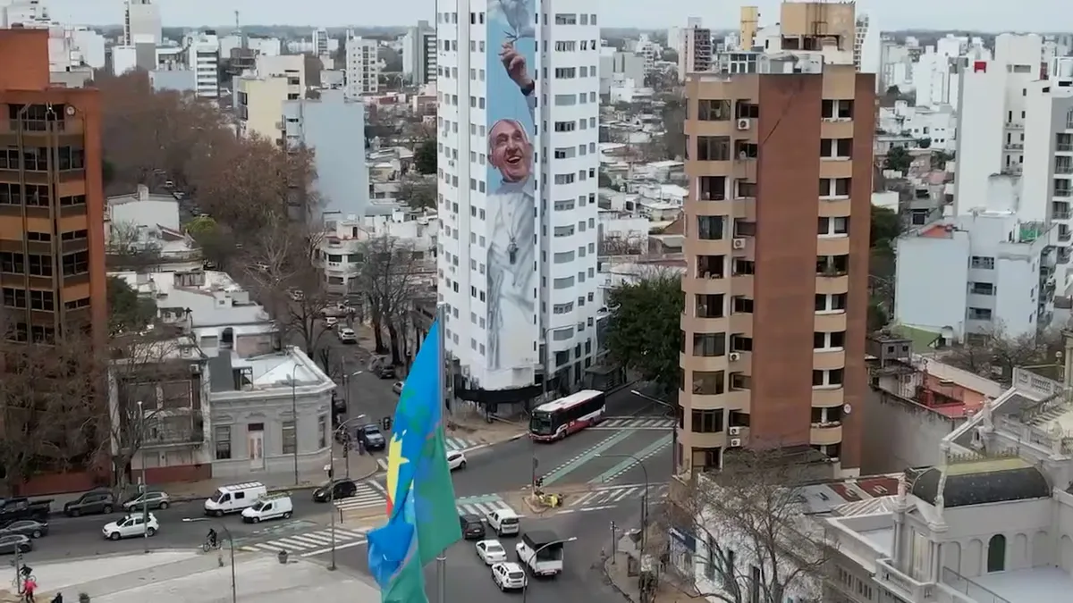 Frente a la Catedral de La Plata, una obra monumental ya forma parte del paisaje urbano y espiritual de la ciudad.