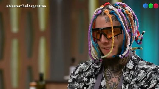 Se filtró una foto de Alex Caniggia con un celular en medio de un desafío