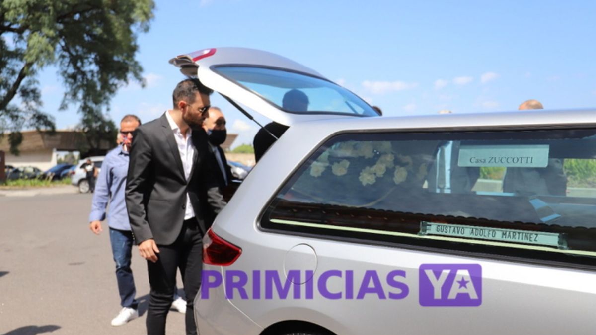 El coche fúnebre de la cochería que trasladó el cuerpo de Gustavo Martínez hasta el cementerio donde descansarán sus restos. 