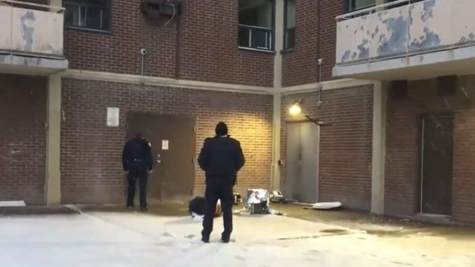 Un aire acondicionado cayó desde un octavo piso y aplastó a una beba de 2 años