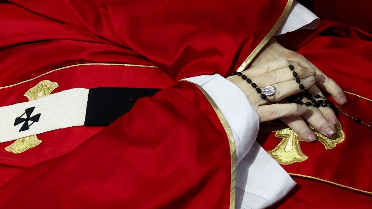 Detalle de las manos de Francisco. La Tanatopraxia permite postergar la degradación de un cuerpo entre 9 y 15 días.  (Foto: Reuters)